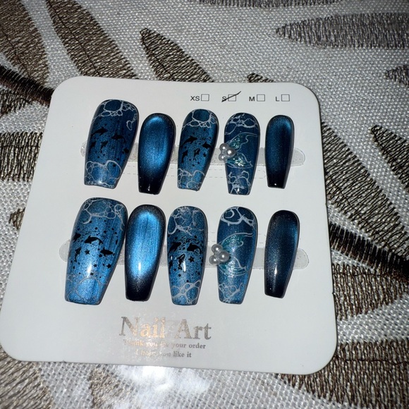 Elegant Blue Press-On Nails with Floral Design